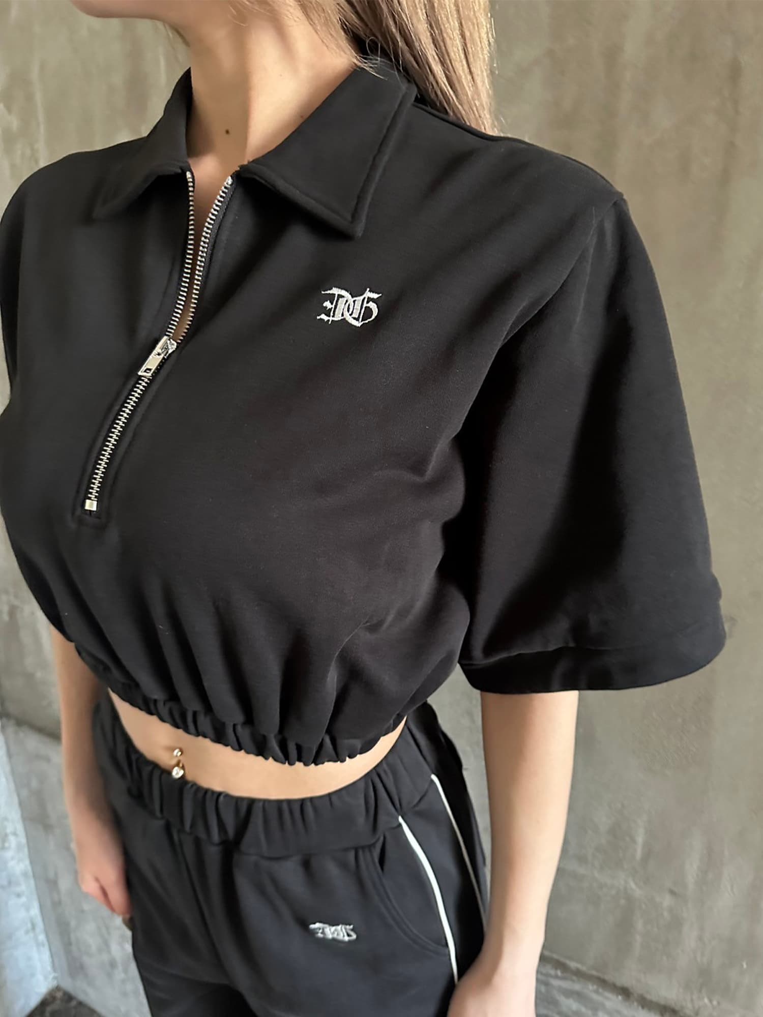 ハーフZIPロゴ刺繍トップス–