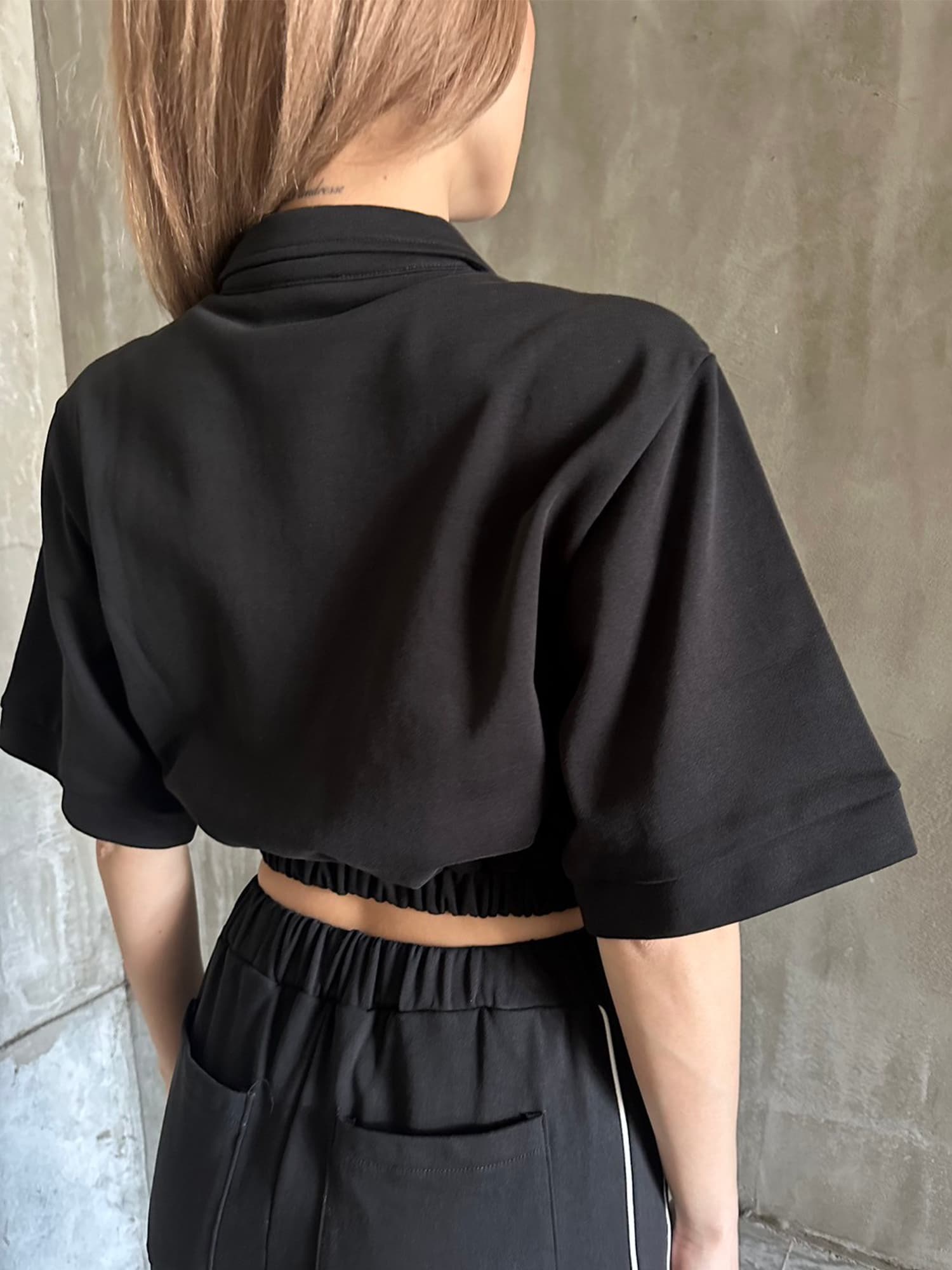 ハーフZIPロゴ刺繍トップス–
