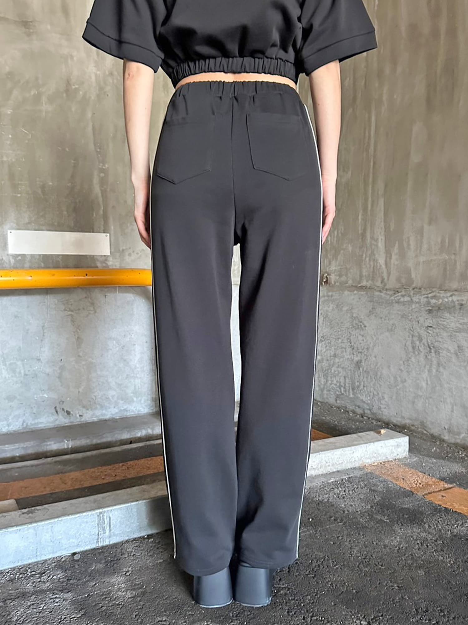 パイピングラインロゴ刺繍ワイドパンツ