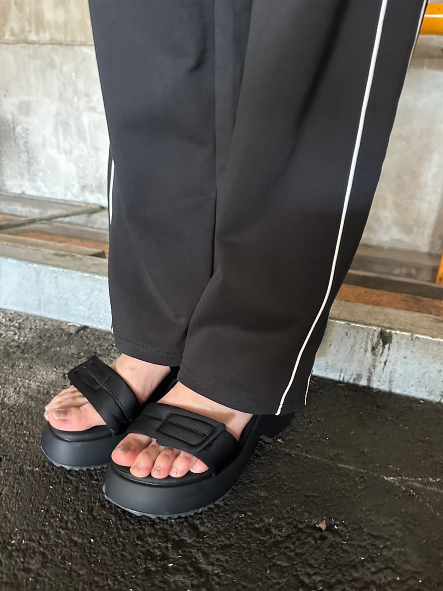 パイピングラインロゴ刺繍ワイドパンツ