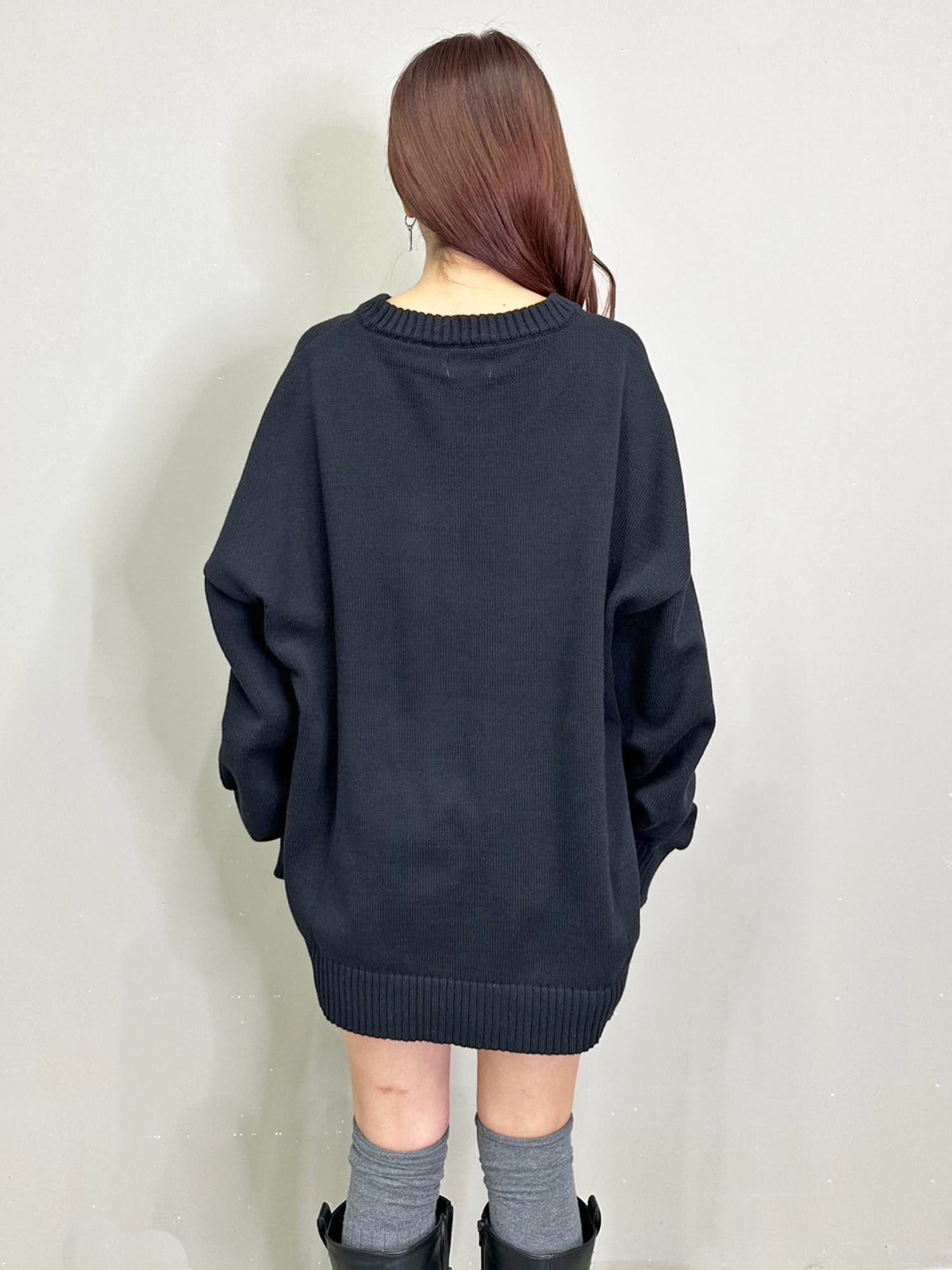 ロゴ刺繍ニットプルオーバー–