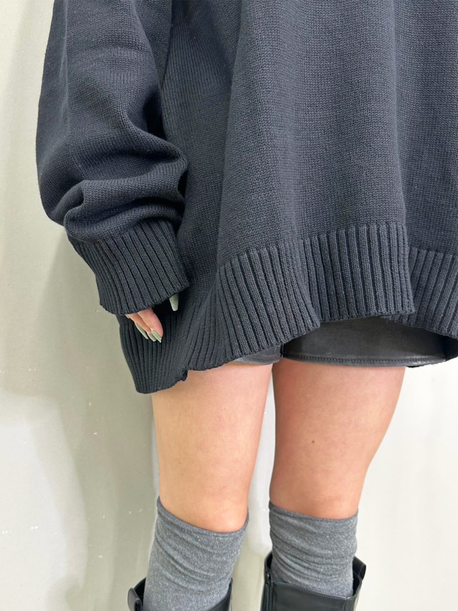 ロゴ刺繍ニットプルオーバー–