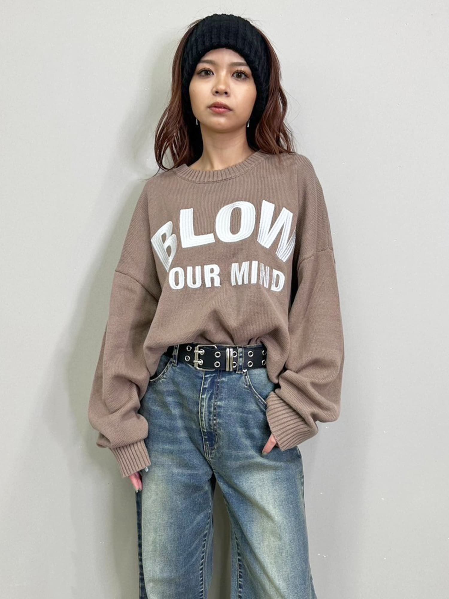 ロゴ刺繍ニットプルオーバー–